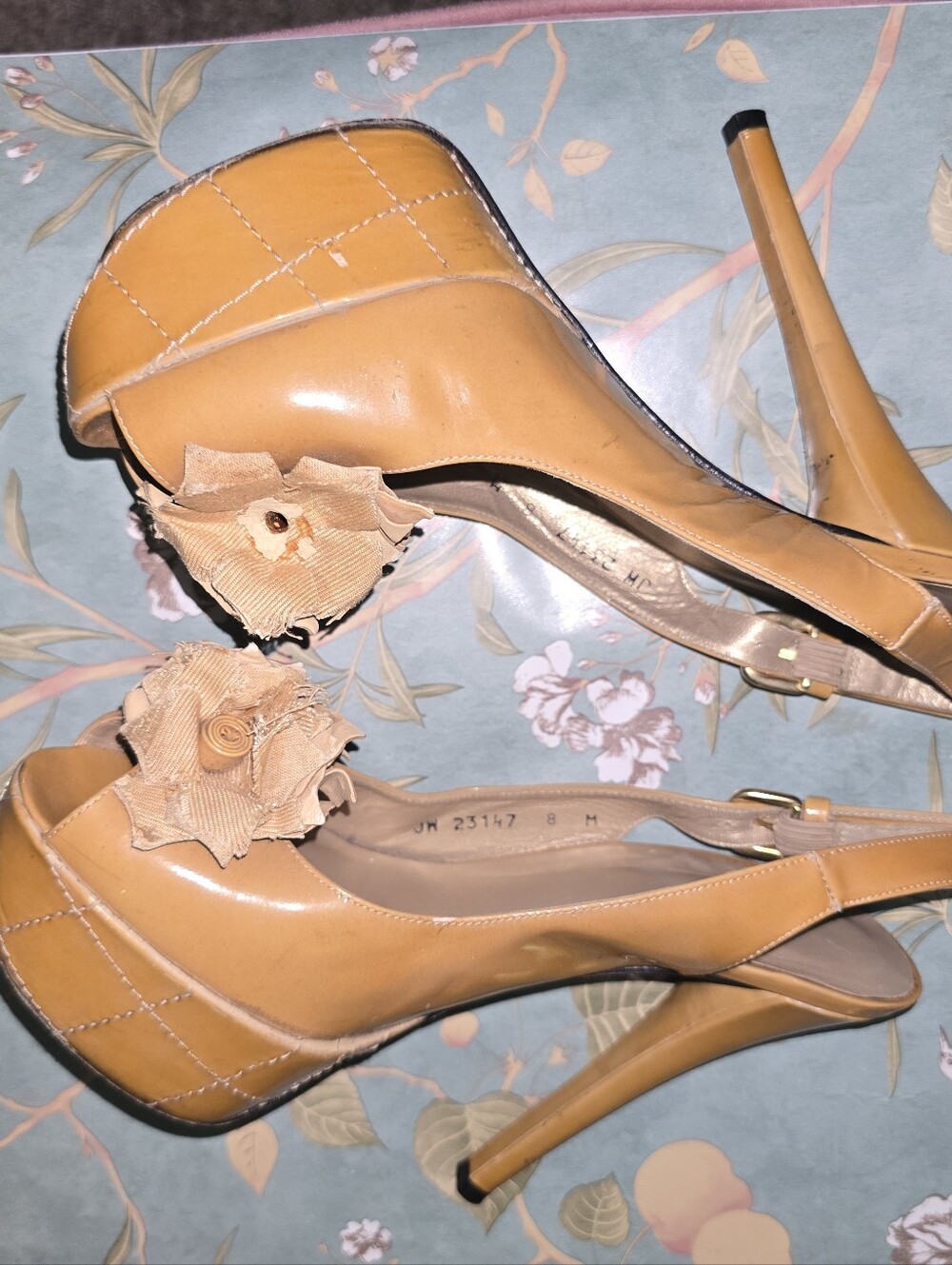 Stuart Weitzman Nude Heels w/ Flower Embellishment Size 8M Stilleto